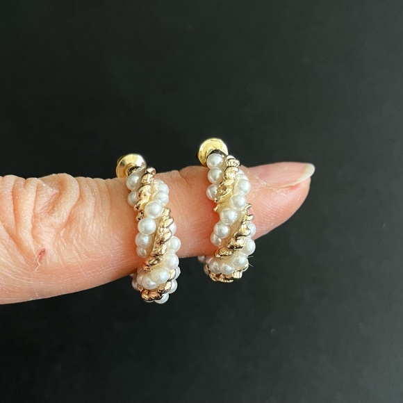 Small Gold Pearl Hoop Fashion Earrings - NWT - Picture 5 of 6